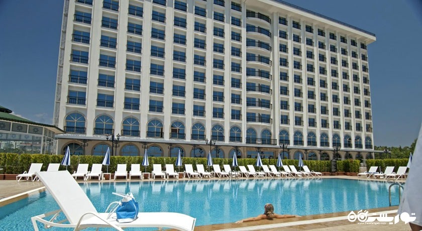 نمای استخر روباز و ساختمان هتل